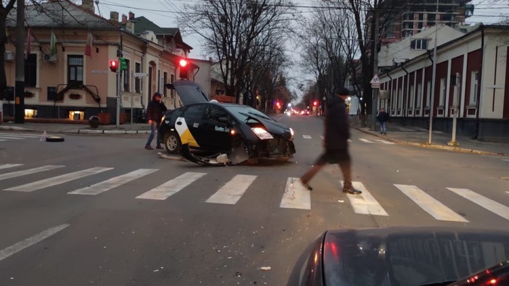 Accident MATINAL într-o intersecție din Capitală. Un taxi și o ambulanță s-au tamponat violent